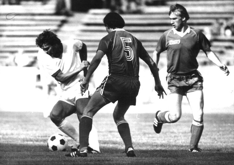 1985 год. Металлист - Днепр 2:1. Сергей Мотуз (в белом) против А.Лысенко (№5, бывший игрок МХ)