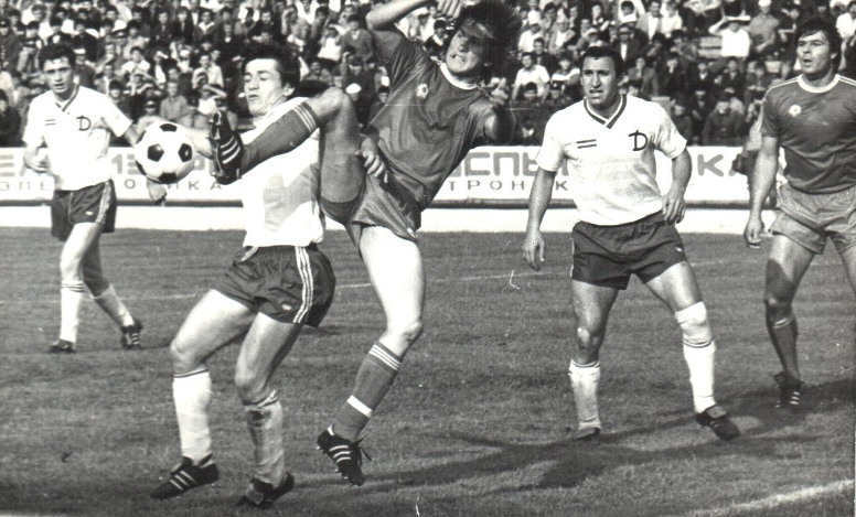 1985 год. Металлист - Динамо Тб. 1:0. Сергей Свистун (в борьбе за мяч) и Юрий Бондаренко (крайний справа)