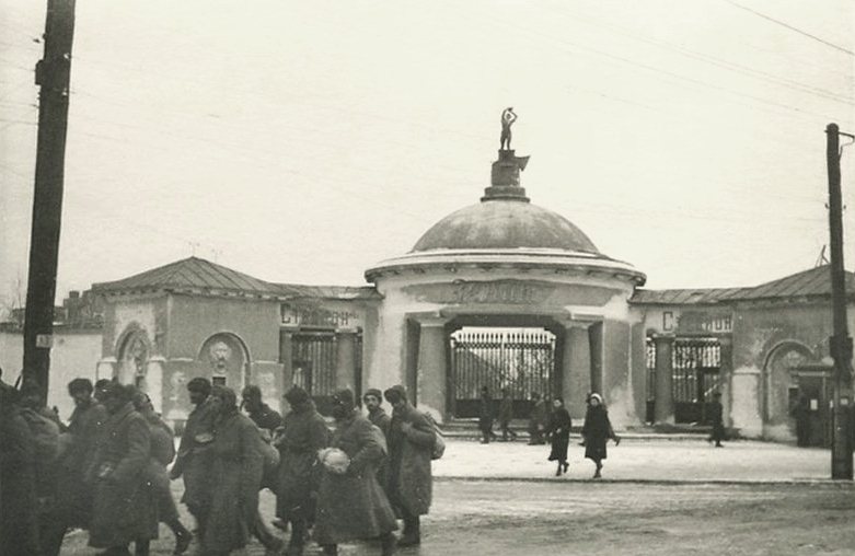 1943 год. Харьков. Солдаты-освободители на фоне знаменитой Ротонды стадиона