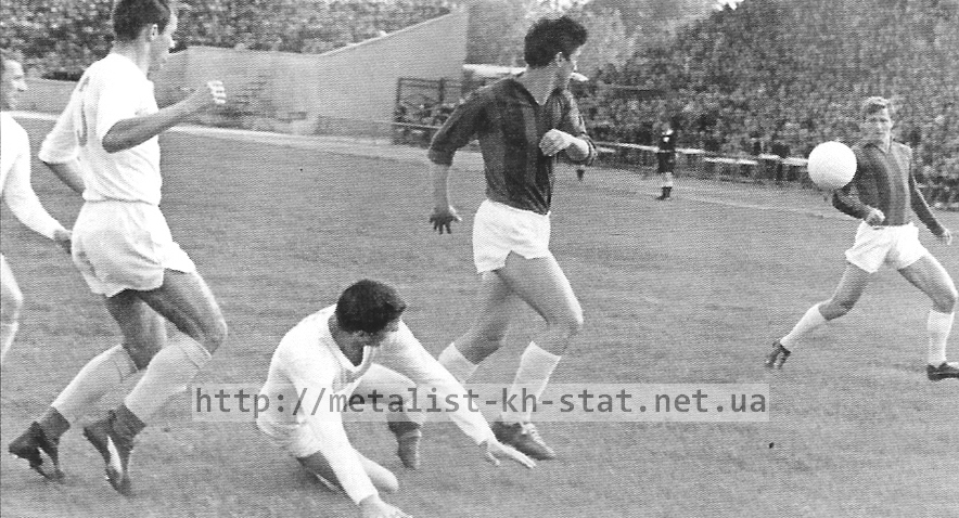 В атаке игроки Металлиста - Малявкин (справа) и Каштанов (левее Малявкина). 1969 год.
