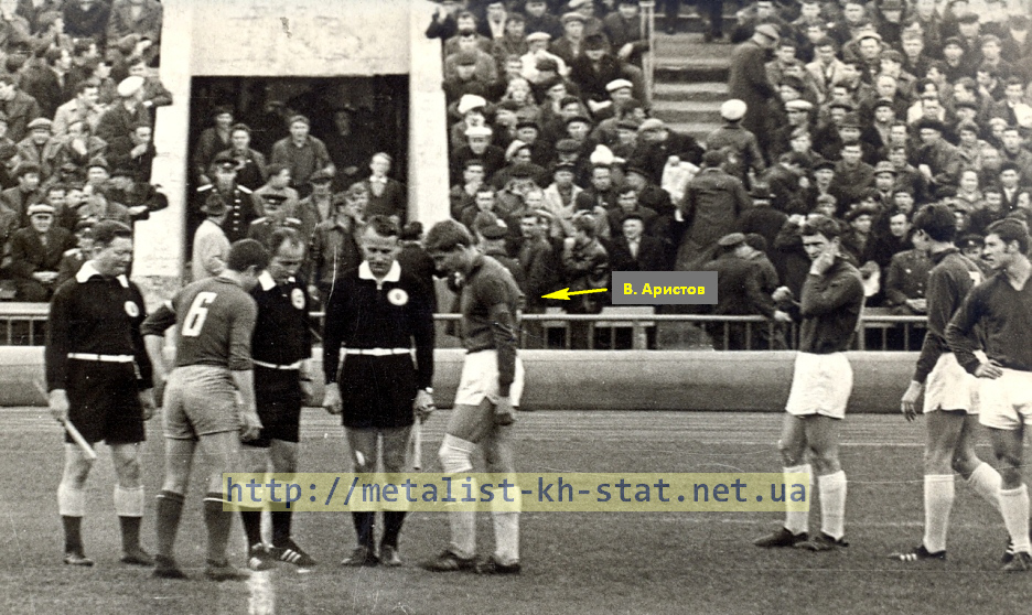 Перед матчем - капитан Виктор Аристов (Металлист-Шахтёр Караганда). 1970 год
